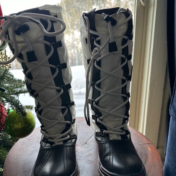 Pajar boots, Tommy Hilfiger boots ,UGG boots - Picture 7 of 11